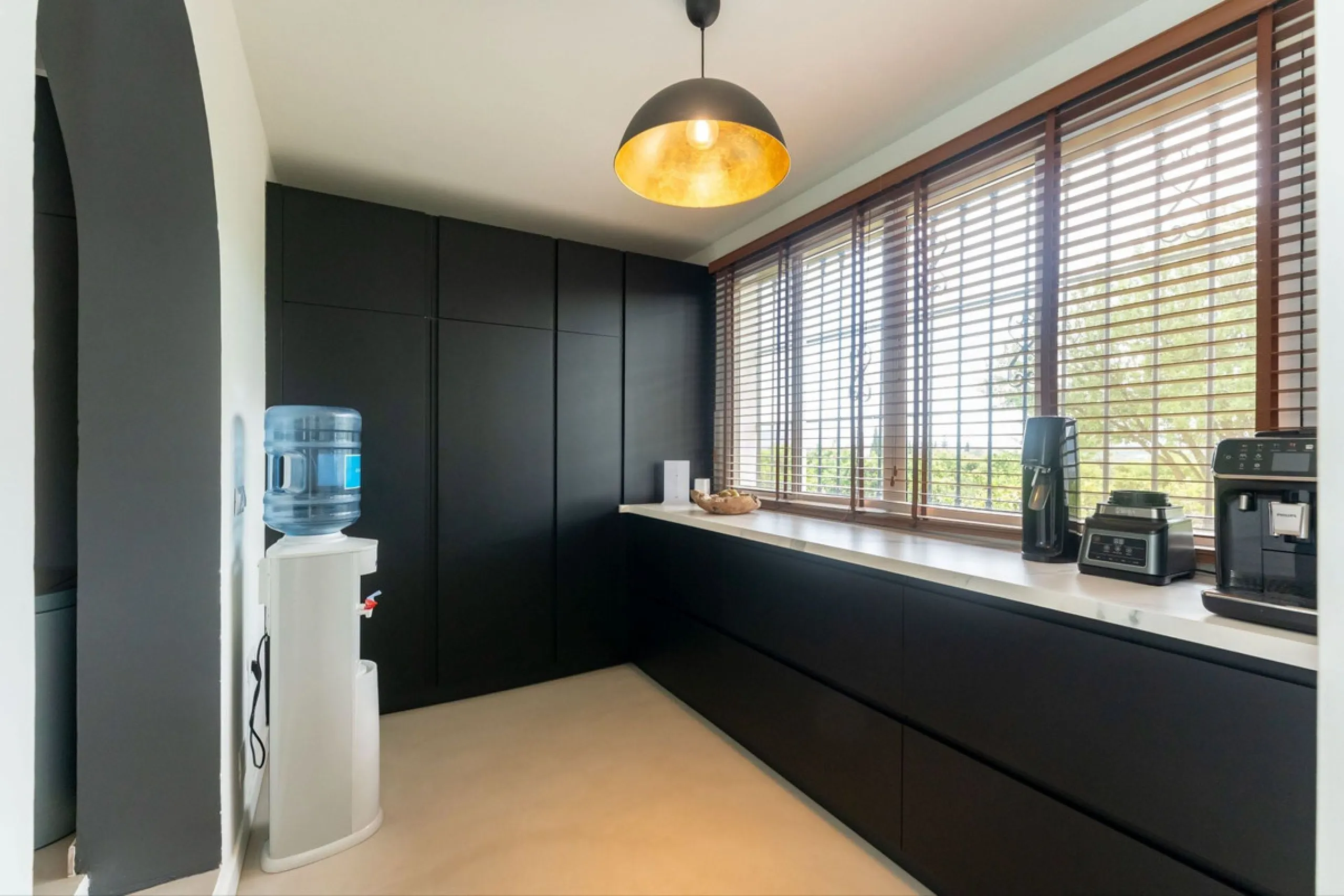 Set in a calm and picturesque countryside location, yet just a 10-minute drive from both Alhaurín el Grande and Coín, this beautifully renovated finca perfectly captures the essence of the modern Mediterranean lifestyle, with ample space, privacy, sunshin