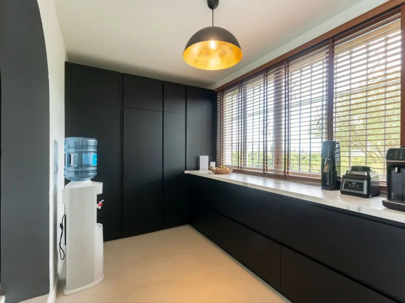 Set in a calm and picturesque countryside location, yet just a 10-minute drive from both Alhaurín el Grande and Coín, this beautifully renovated finca perfectly captures the essence of the modern Mediterranean lifestyle, with ample space, privacy, sunshin