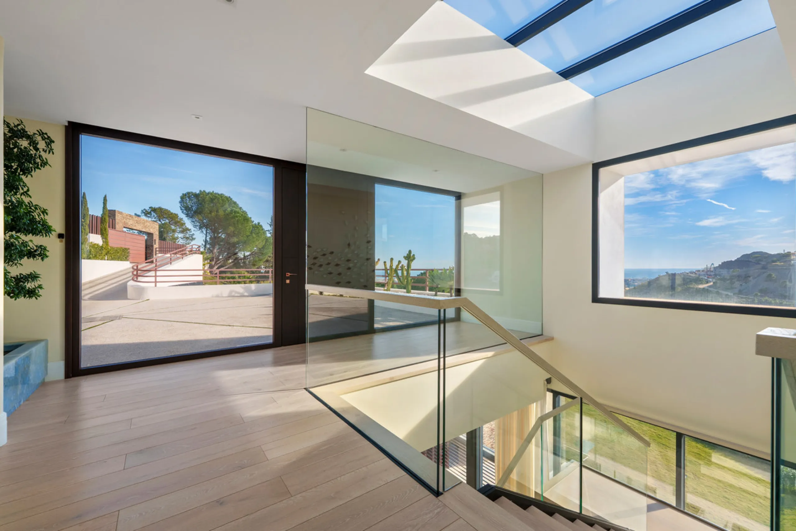 A five-bedroom villa in El Madroñal, Benahavís, offering five bathrooms plus a guest cloakroom, with a first floor dedicated to the master suite with dressing room and library alongside a guest ensuite, a ground floor arranged around formal and informal l