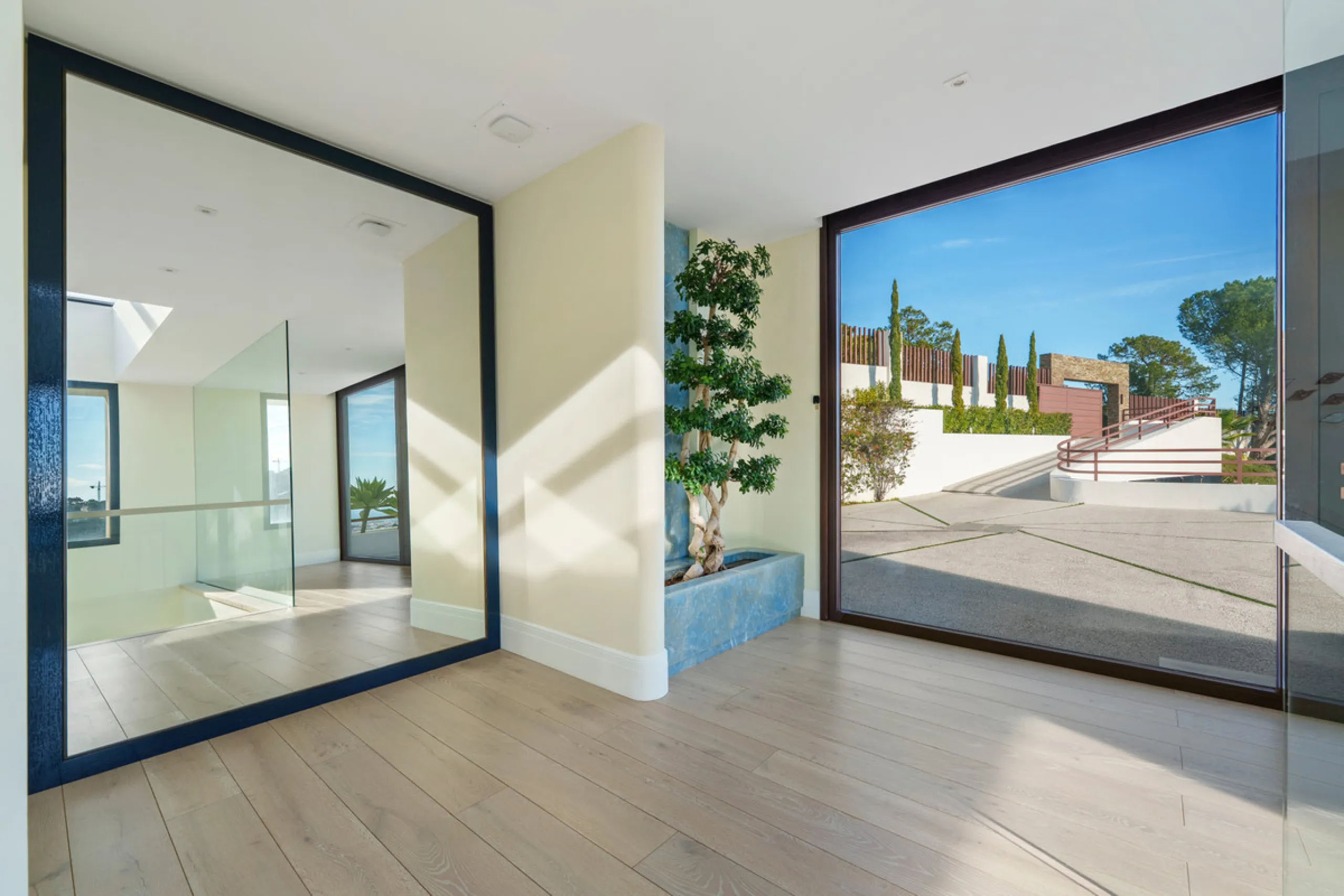 A five-bedroom villa in El Madroñal, Benahavís, offering five bathrooms plus a guest cloakroom, with a first floor dedicated to the master suite with dressing room and library alongside a guest ensuite, a ground floor arranged around formal and informal l