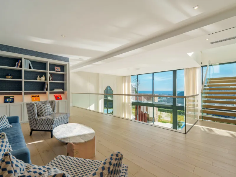 A five-bedroom villa in El Madroñal, Benahavís, offering five bathrooms plus a guest cloakroom, with a first floor dedicated to the master suite with dressing room and library alongside a guest ensuite, a ground floor arranged around formal and informal l