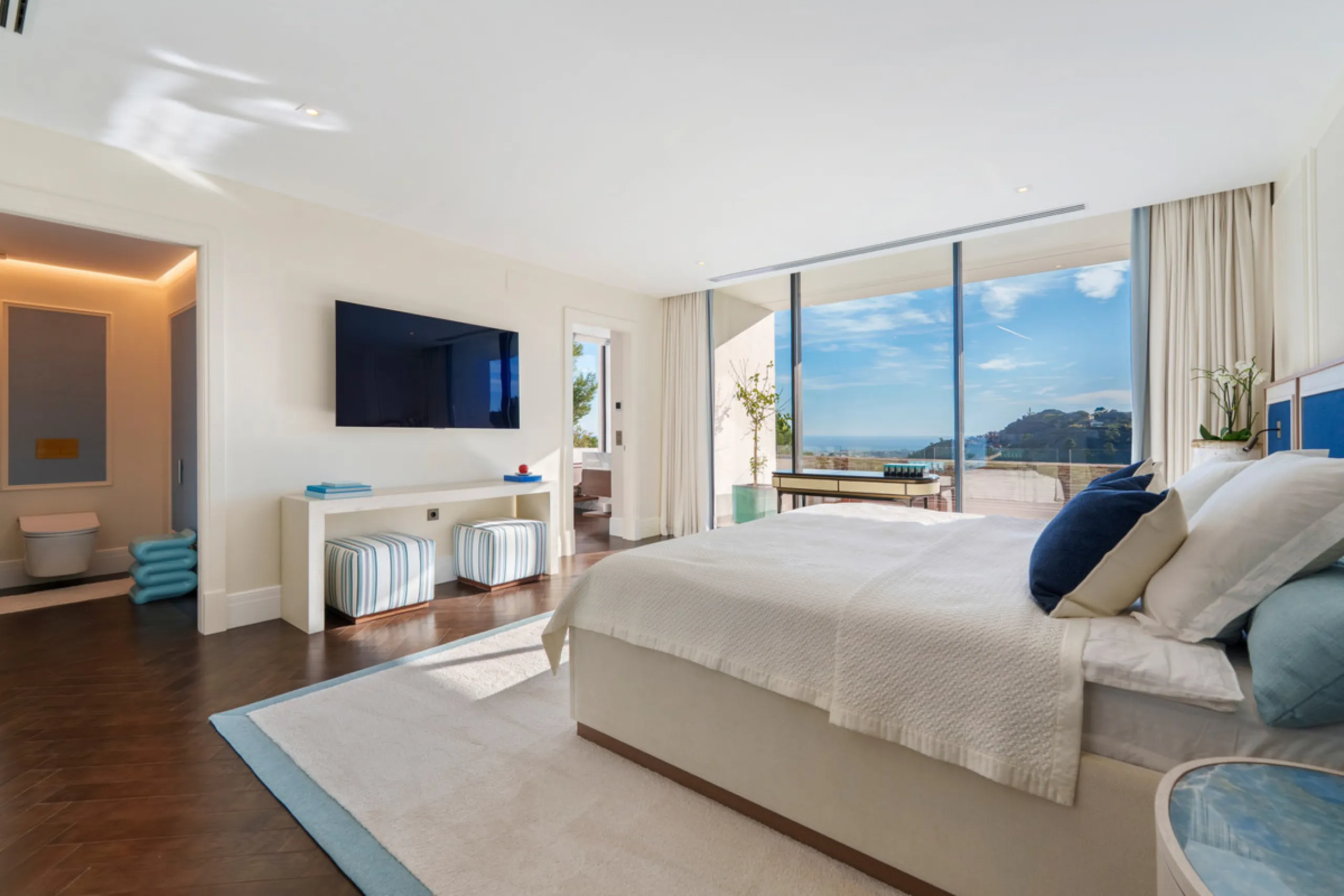 A five-bedroom villa in El Madroñal, Benahavís, offering five bathrooms plus a guest cloakroom, with a first floor dedicated to the master suite with dressing room and library alongside a guest ensuite, a ground floor arranged around formal and informal l
