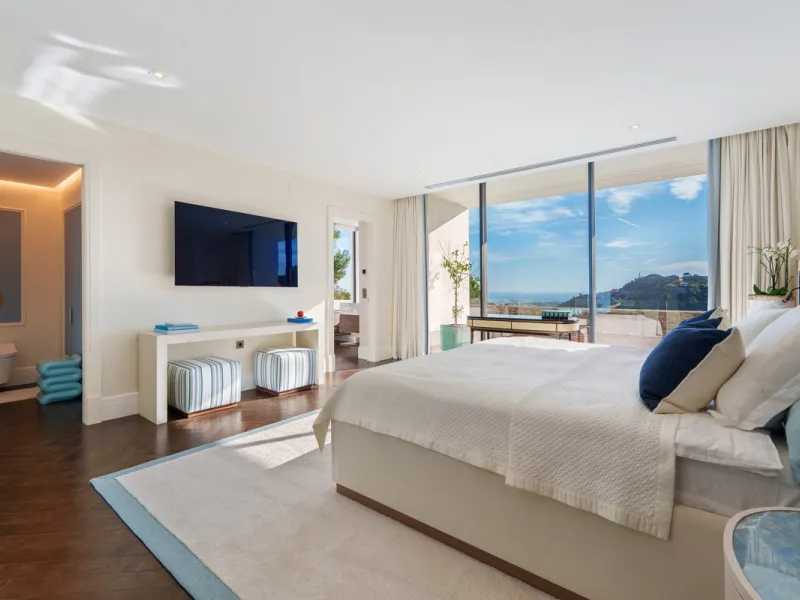 A five-bedroom villa in El Madroñal, Benahavís, offering five bathrooms plus a guest cloakroom, with a first floor dedicated to the master suite with dressing room and library alongside a guest ensuite, a ground floor arranged around formal and informal l