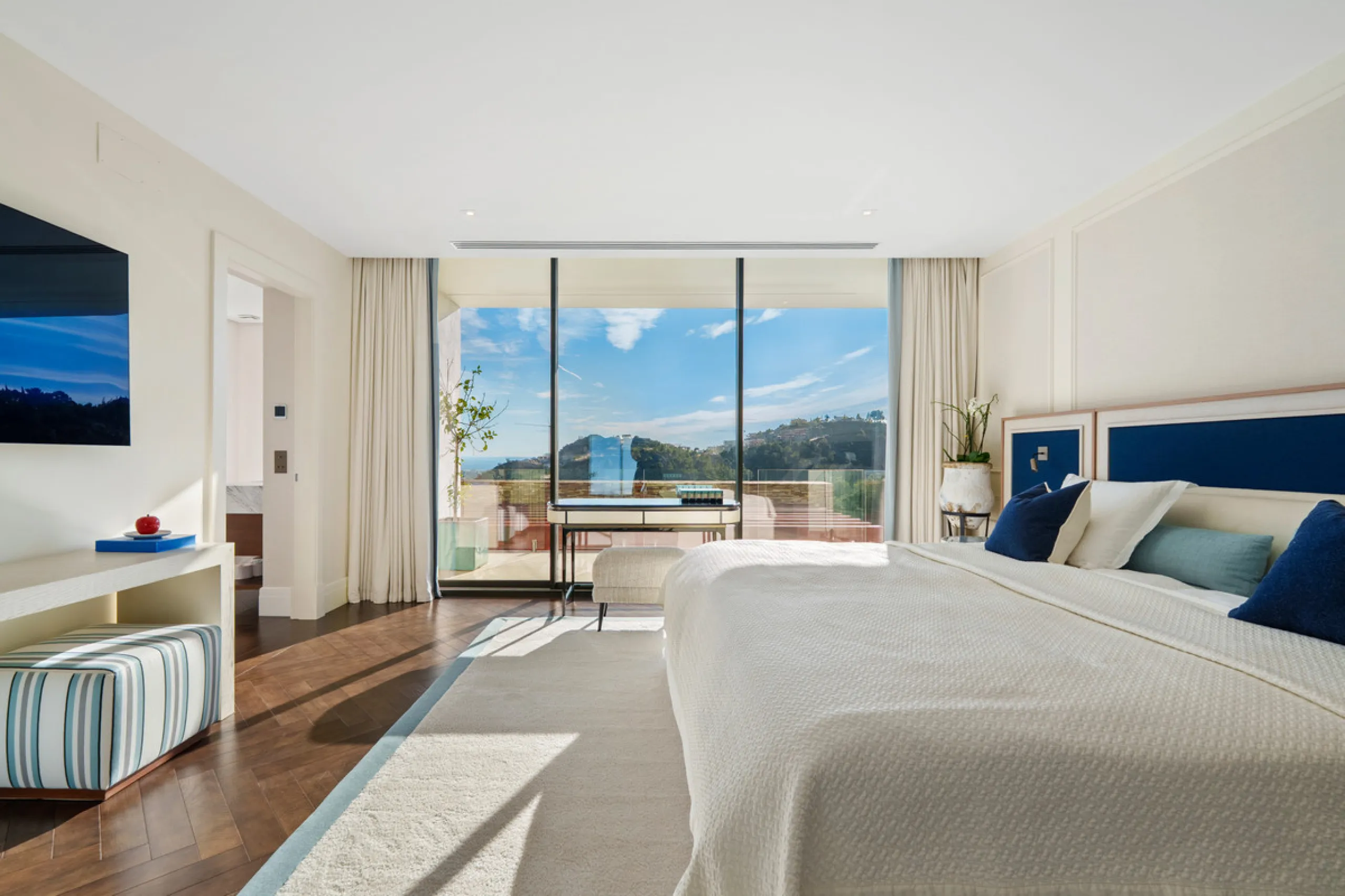 A five-bedroom villa in El Madroñal, Benahavís, offering five bathrooms plus a guest cloakroom, with a first floor dedicated to the master suite with dressing room and library alongside a guest ensuite, a ground floor arranged around formal and informal l