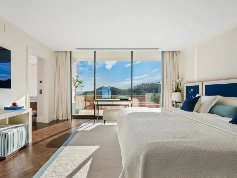 A five-bedroom villa in El Madroñal, Benahavís, offering five bathrooms plus a guest cloakroom, with a first floor dedicated to the master suite with dressing room and library alongside a guest ensuite, a ground floor arranged around formal and informal l