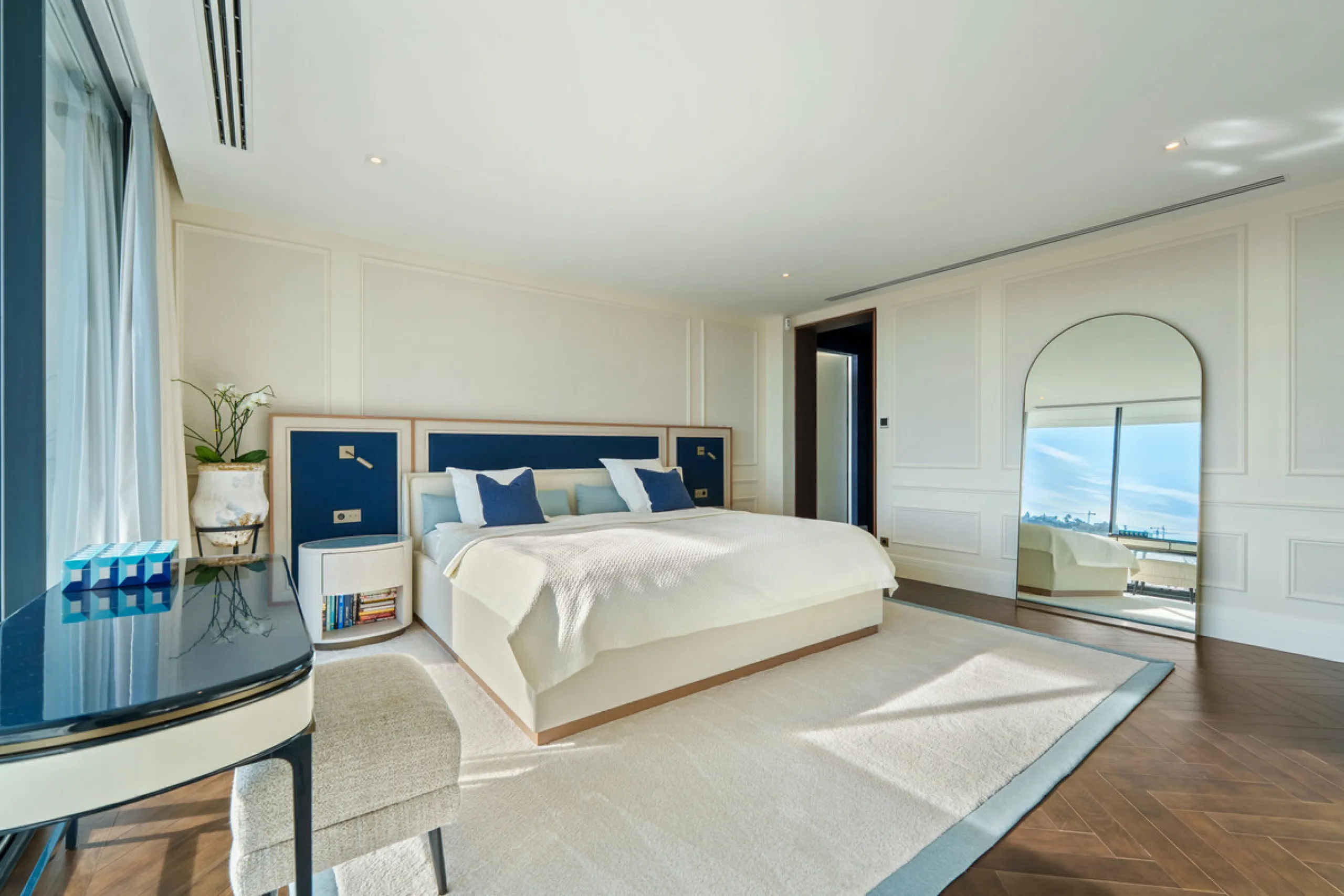 A five-bedroom villa in El Madroñal, Benahavís, offering five bathrooms plus a guest cloakroom, with a first floor dedicated to the master suite with dressing room and library alongside a guest ensuite, a ground floor arranged around formal and informal l