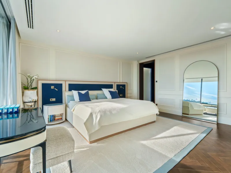 A five-bedroom villa in El Madroñal, Benahavís, offering five bathrooms plus a guest cloakroom, with a first floor dedicated to the master suite with dressing room and library alongside a guest ensuite, a ground floor arranged around formal and informal l