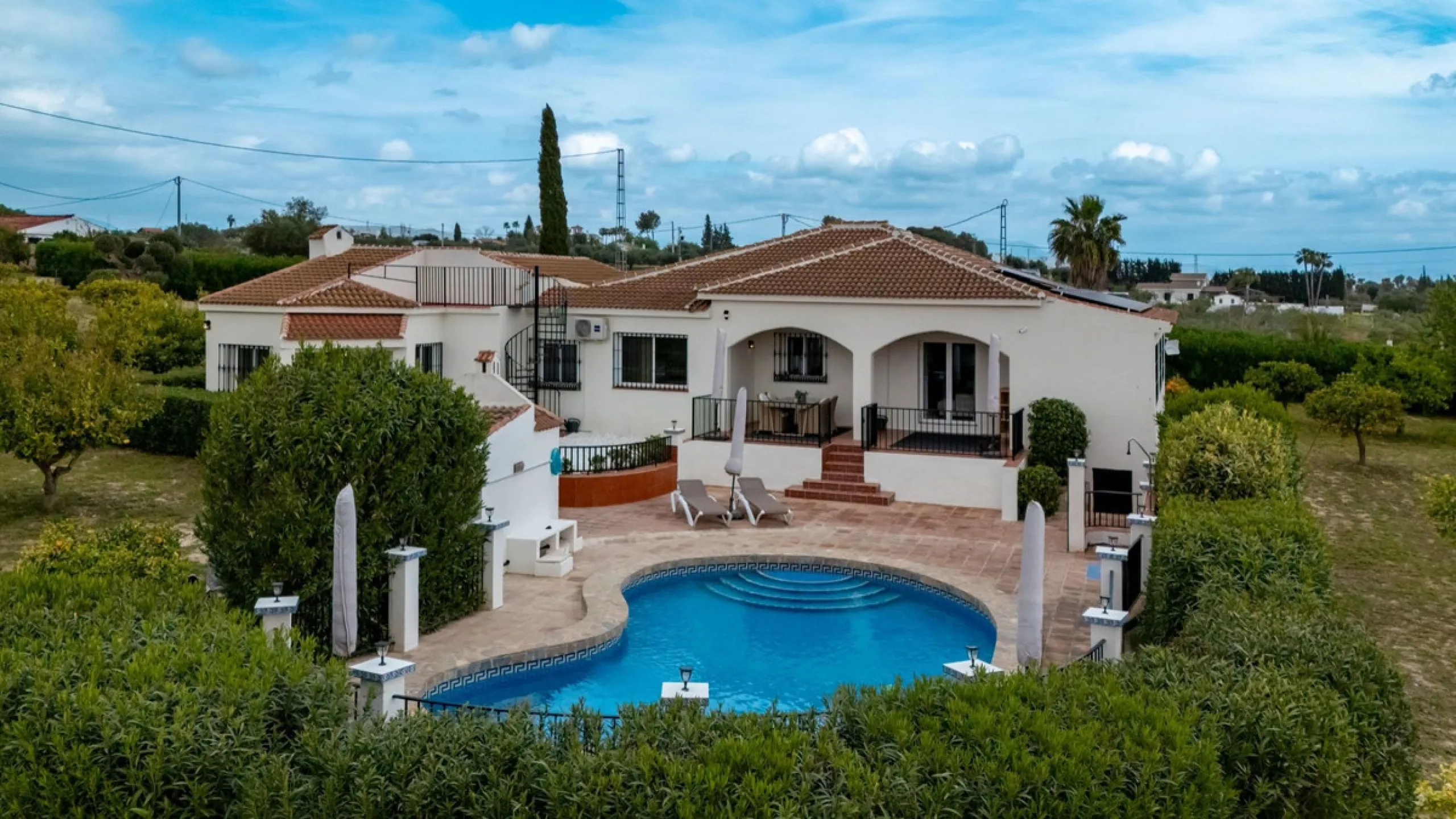 Set in a calm and picturesque countryside location, yet just a 10-minute drive from both Alhaurín el Grande and Coín, this beautifully renovated finca perfectly captures the essence of the modern Mediterranean lifestyle, with ample space, privacy, sunshin