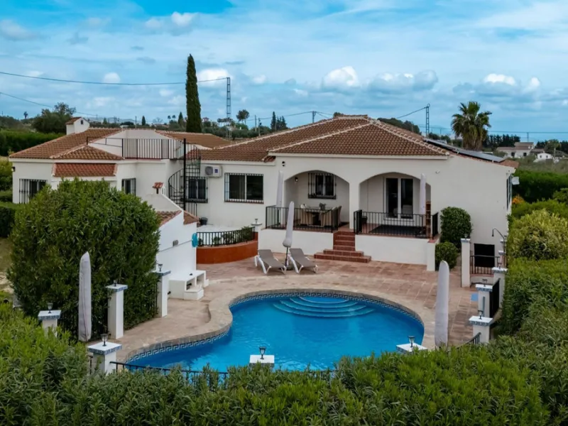 Set in a calm and picturesque countryside location, yet just a 10-minute drive from both Alhaurín el Grande and Coín, this beautifully renovated finca perfectly captures the essence of the modern Mediterranean lifestyle, with ample space, privacy, sunshin