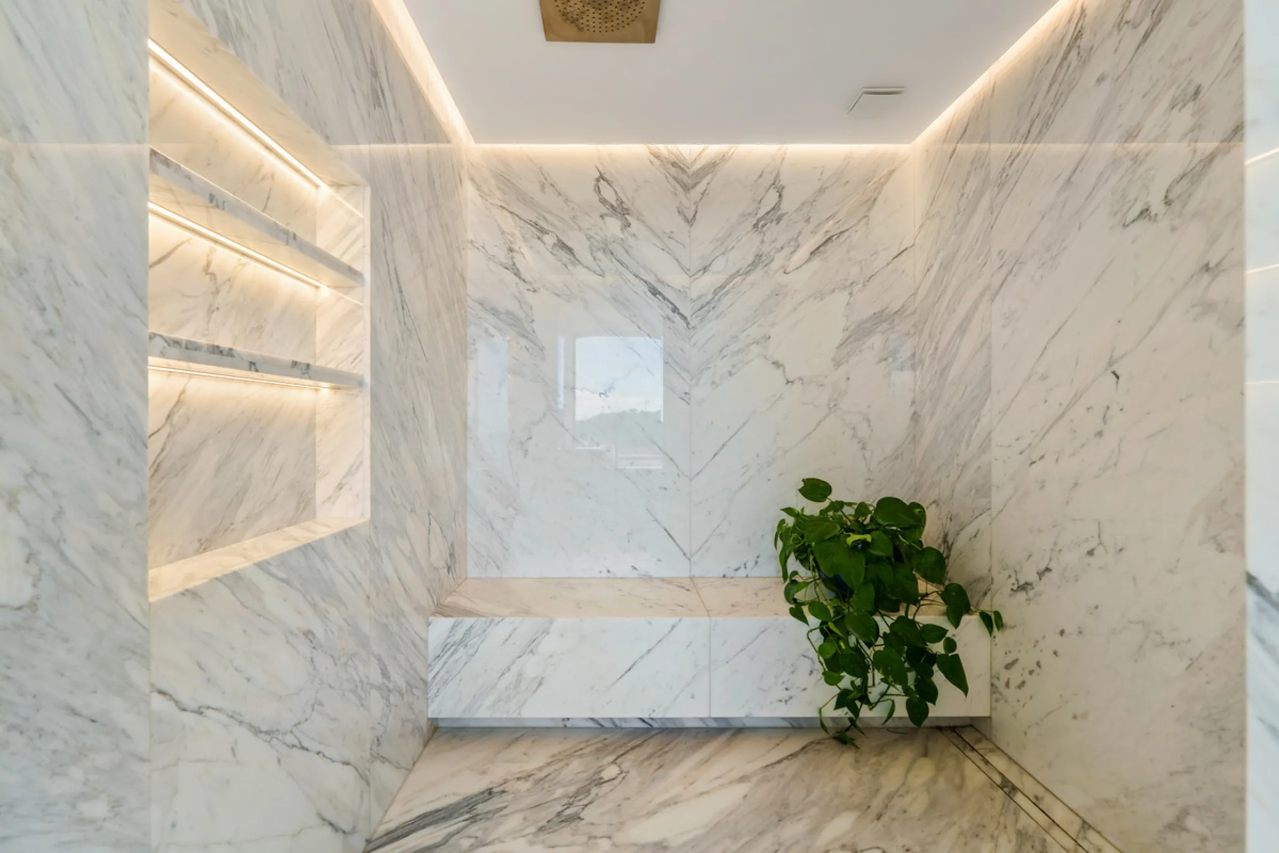 A five-bedroom villa in El Madroñal, Benahavís, offering five bathrooms plus a guest cloakroom, with a first floor dedicated to the master suite with dressing room and library alongside a guest ensuite, a ground floor arranged around formal and informal l