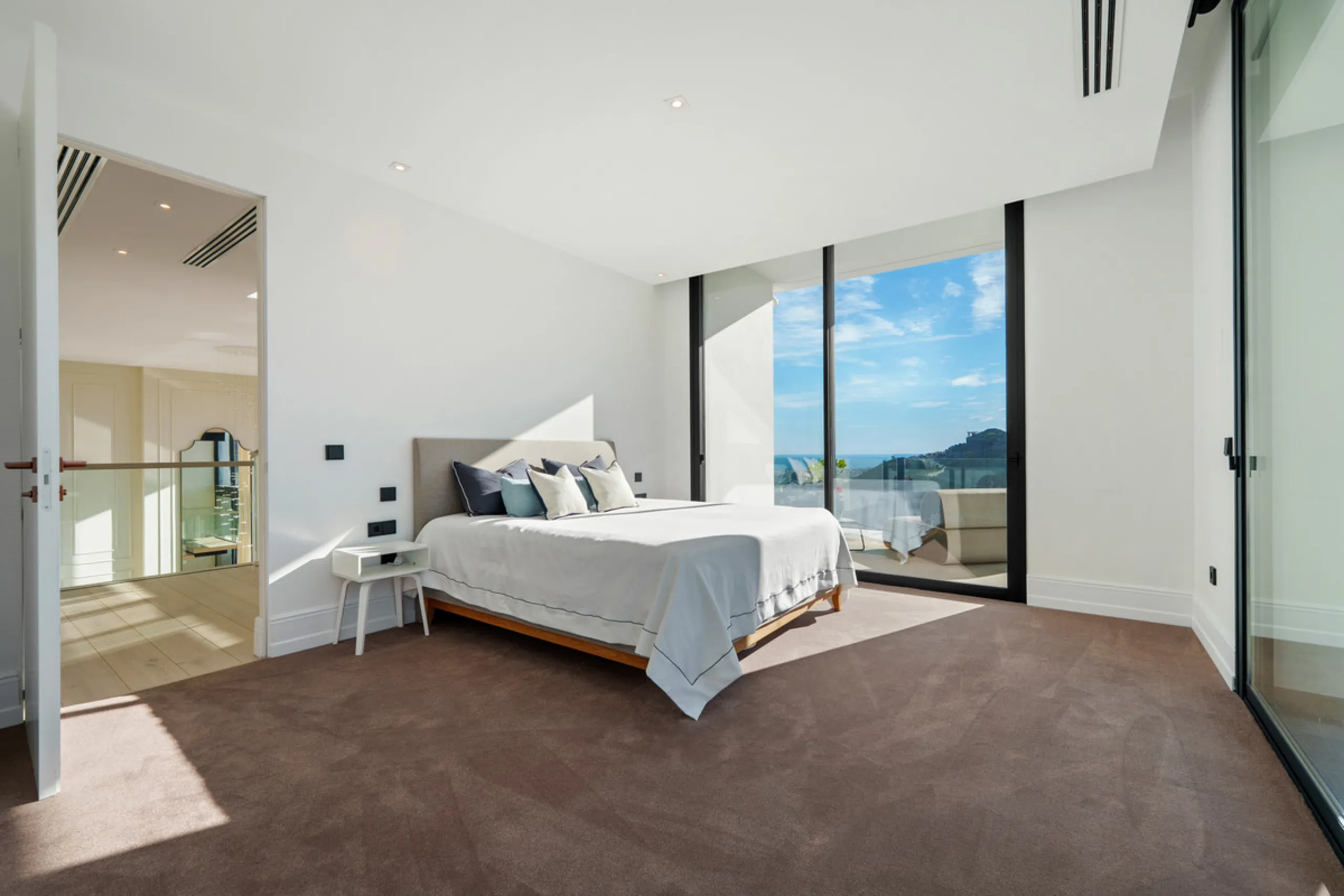 A five-bedroom villa in El Madroñal, Benahavís, offering five bathrooms plus a guest cloakroom, with a first floor dedicated to the master suite with dressing room and library alongside a guest ensuite, a ground floor arranged around formal and informal l