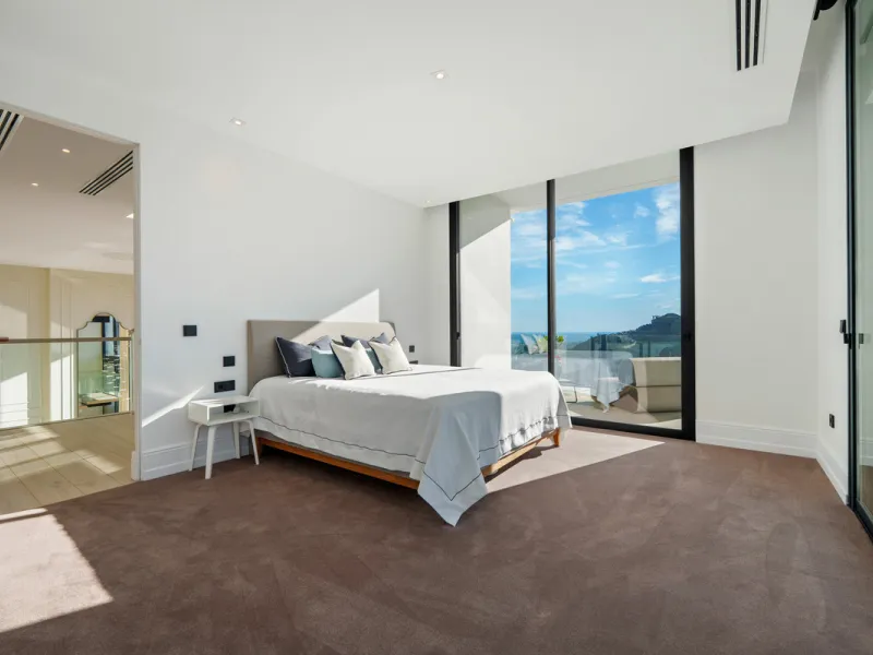 A five-bedroom villa in El Madroñal, Benahavís, offering five bathrooms plus a guest cloakroom, with a first floor dedicated to the master suite with dressing room and library alongside a guest ensuite, a ground floor arranged around formal and informal l
