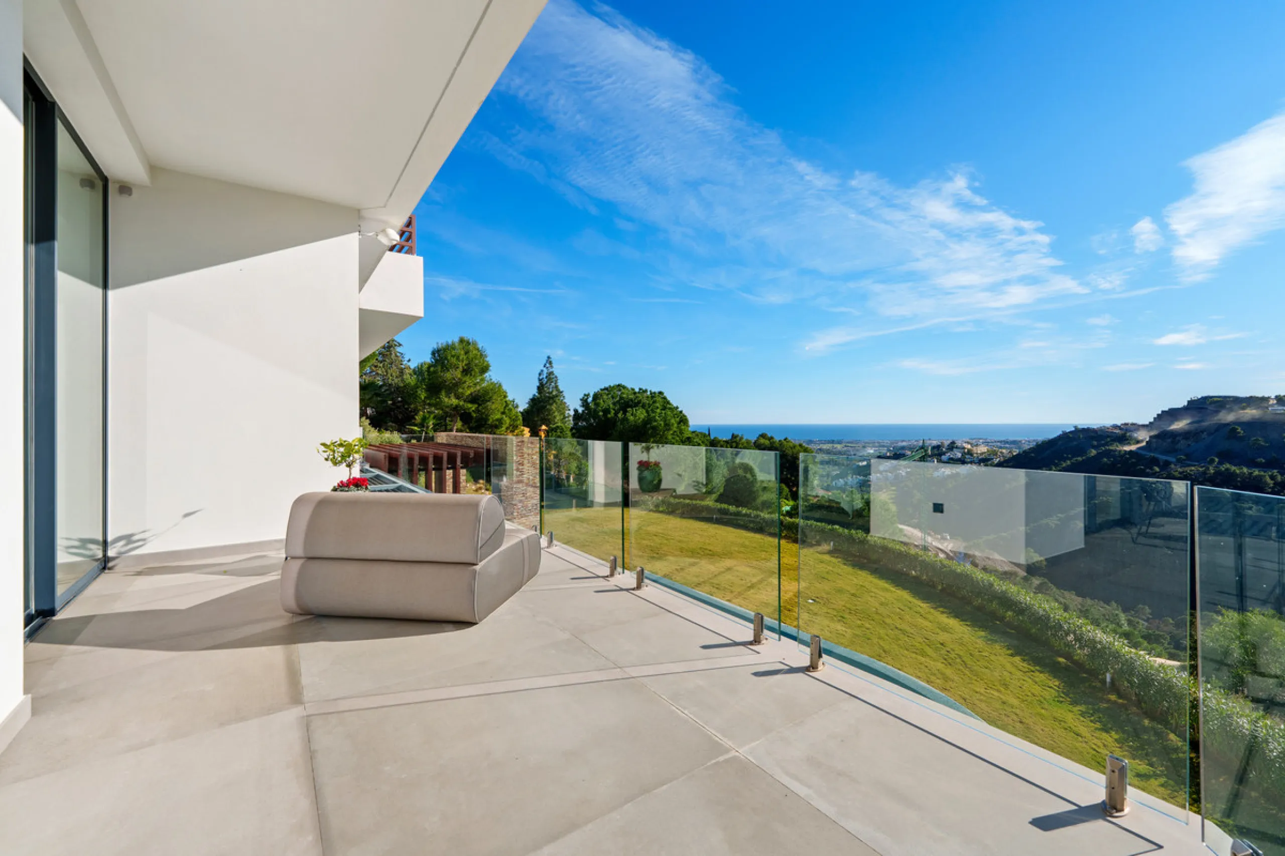 A five-bedroom villa in El Madroñal, Benahavís, offering five bathrooms plus a guest cloakroom, with a first floor dedicated to the master suite with dressing room and library alongside a guest ensuite, a ground floor arranged around formal and informal l