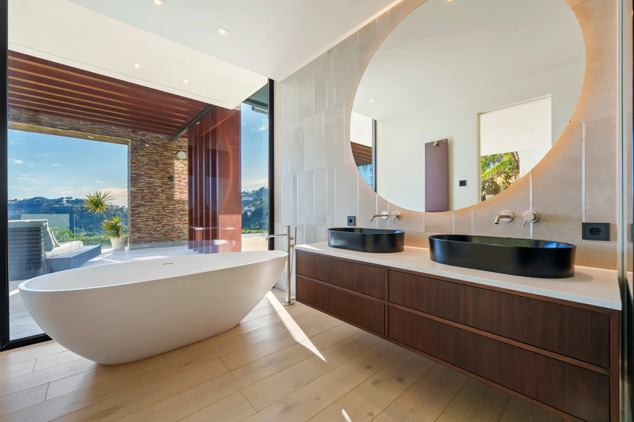 A five-bedroom villa in El Madroñal, Benahavís, offering five bathrooms plus a guest cloakroom, with a first floor dedicated to the master suite with dressing room and library alongside a guest ensuite, a ground floor arranged around formal and informal l