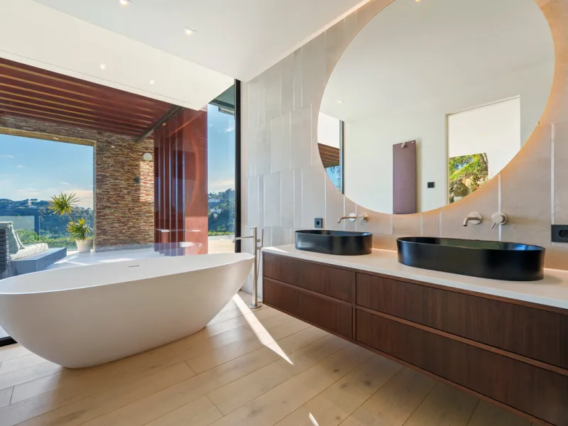 A five-bedroom villa in El Madroñal, Benahavís, offering five bathrooms plus a guest cloakroom, with a first floor dedicated to the master suite with dressing room and library alongside a guest ensuite, a ground floor arranged around formal and informal l