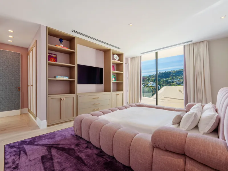 A five-bedroom villa in El Madroñal, Benahavís, offering five bathrooms plus a guest cloakroom, with a first floor dedicated to the master suite with dressing room and library alongside a guest ensuite, a ground floor arranged around formal and informal l
