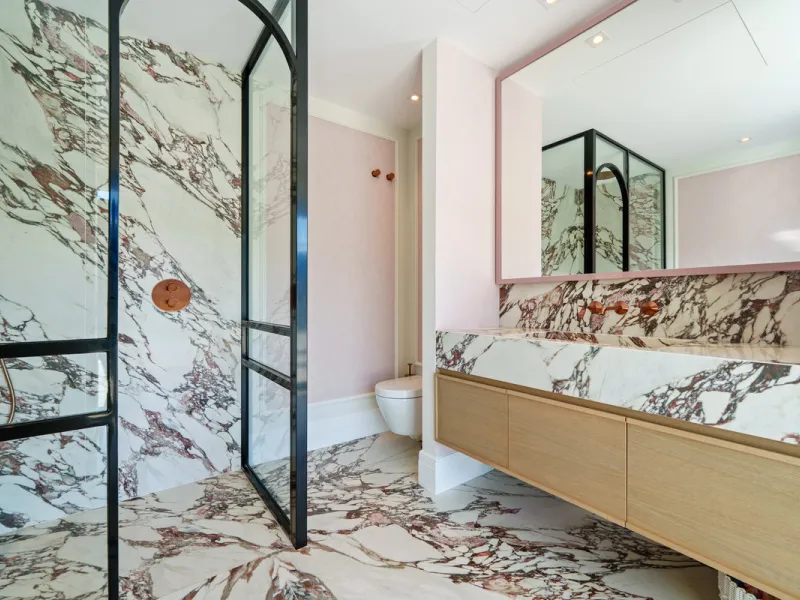 A five-bedroom villa in El Madroñal, Benahavís, offering five bathrooms plus a guest cloakroom, with a first floor dedicated to the master suite with dressing room and library alongside a guest ensuite, a ground floor arranged around formal and informal l