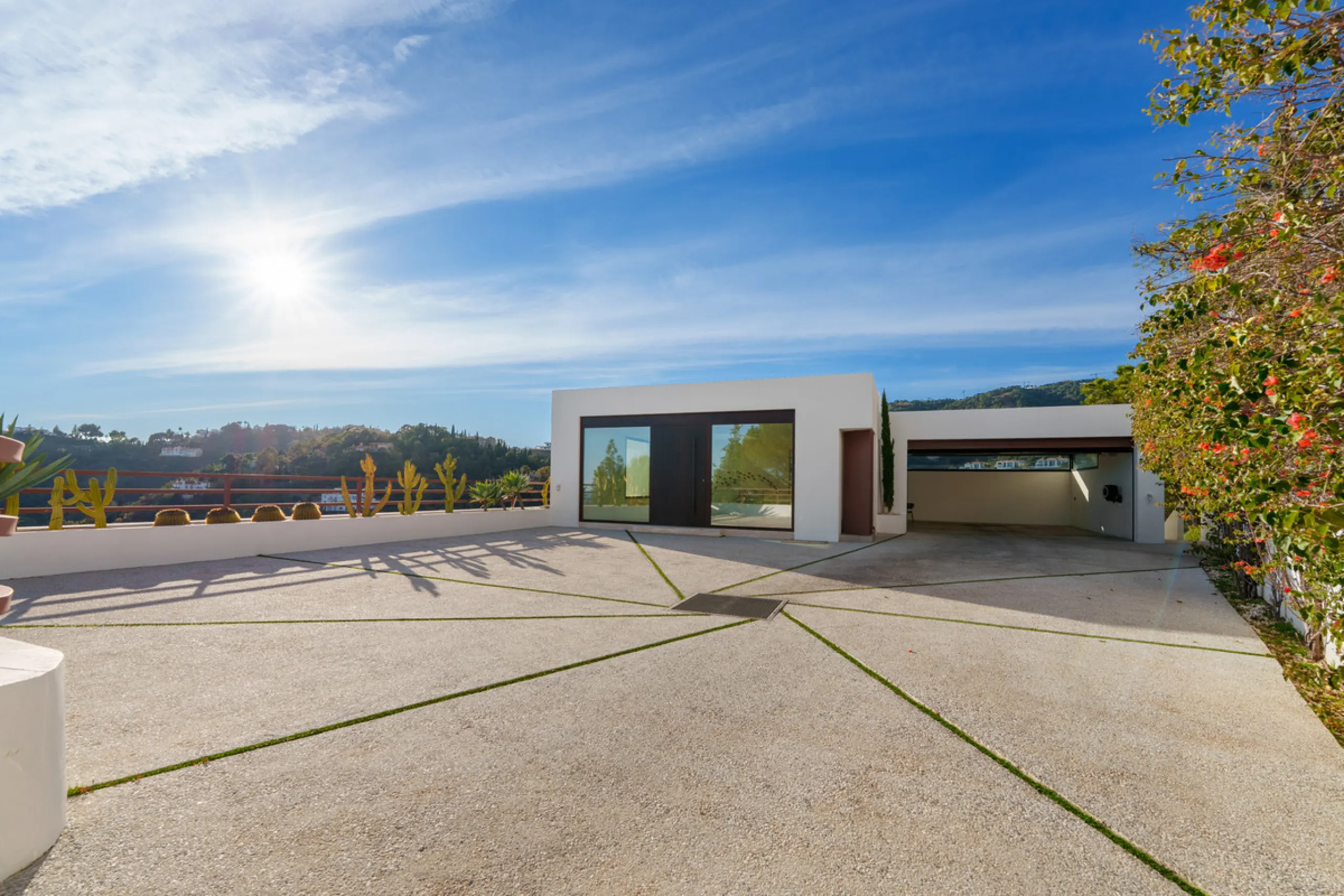 A five-bedroom villa in El Madroñal, Benahavís, offering five bathrooms plus a guest cloakroom, with a first floor dedicated to the master suite with dressing room and library alongside a guest ensuite, a ground floor arranged around formal and informal l