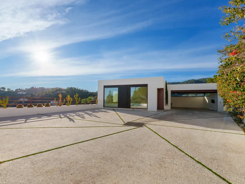 A five-bedroom villa in El Madroñal, Benahavís, offering five bathrooms plus a guest cloakroom, with a first floor dedicated to the master suite with dressing room and library alongside a guest ensuite, a ground floor arranged around formal and informal l
