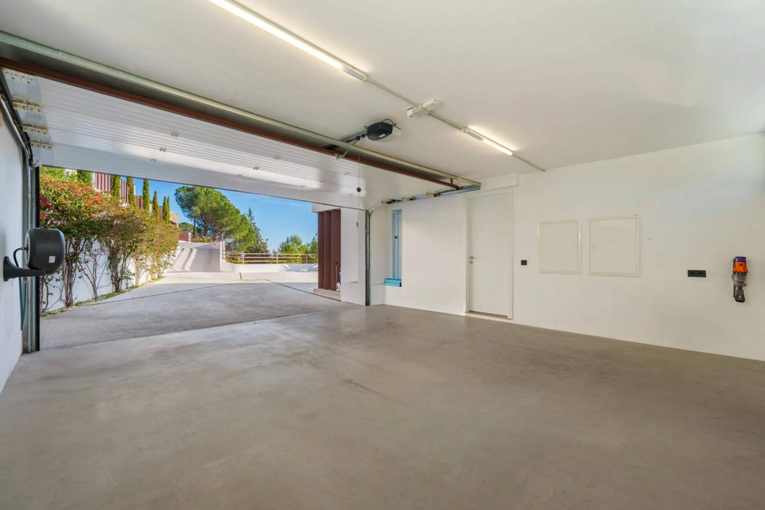 A five-bedroom villa in El Madroñal, Benahavís, offering five bathrooms plus a guest cloakroom, with a first floor dedicated to the master suite with dressing room and library alongside a guest ensuite, a ground floor arranged around formal and informal l