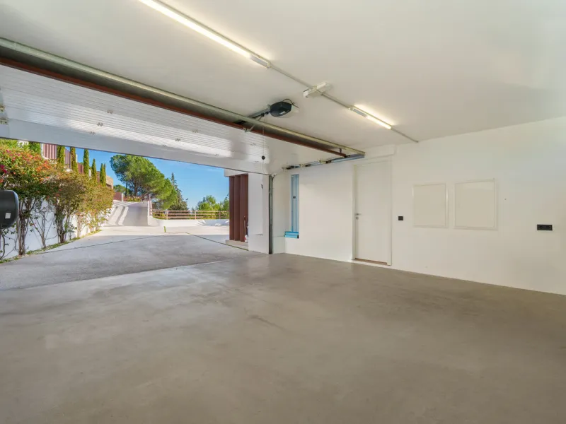 A five-bedroom villa in El Madroñal, Benahavís, offering five bathrooms plus a guest cloakroom, with a first floor dedicated to the master suite with dressing room and library alongside a guest ensuite, a ground floor arranged around formal and informal l