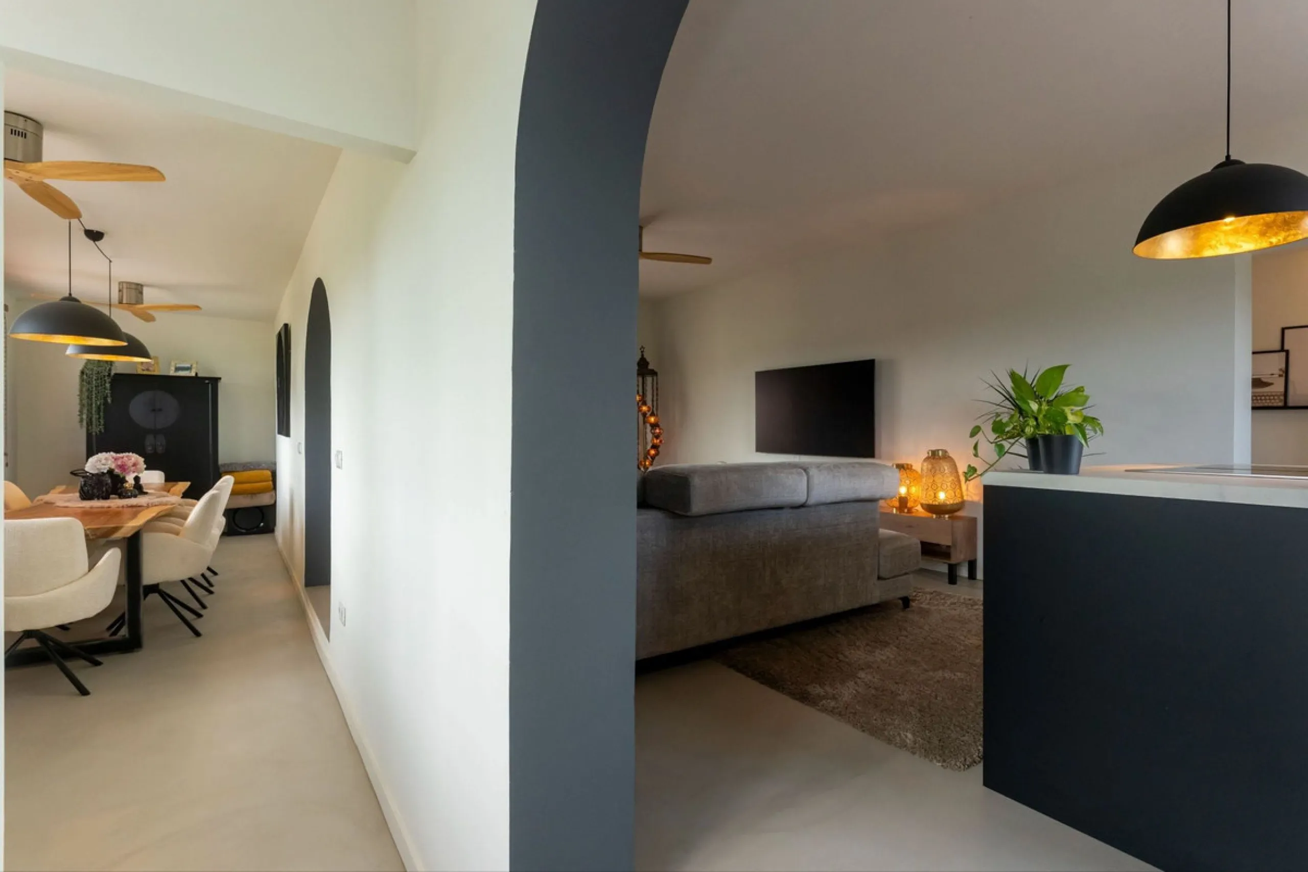 Set in a calm and picturesque countryside location, yet just a 10-minute drive from both Alhaurín el Grande and Coín, this beautifully renovated finca perfectly captures the essence of the modern Mediterranean lifestyle, with ample space, privacy, sunshin