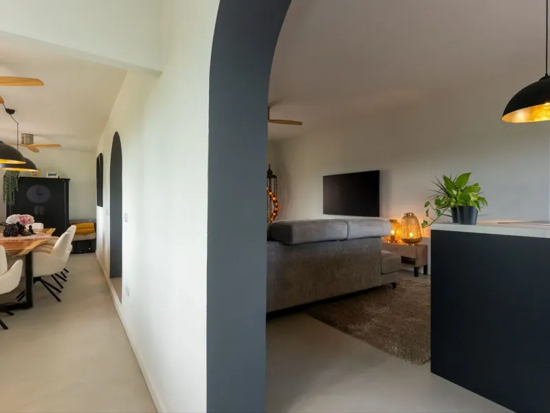 Set in a calm and picturesque countryside location, yet just a 10-minute drive from both Alhaurín el Grande and Coín, this beautifully renovated finca perfectly captures the essence of the modern Mediterranean lifestyle, with ample space, privacy, sunshin