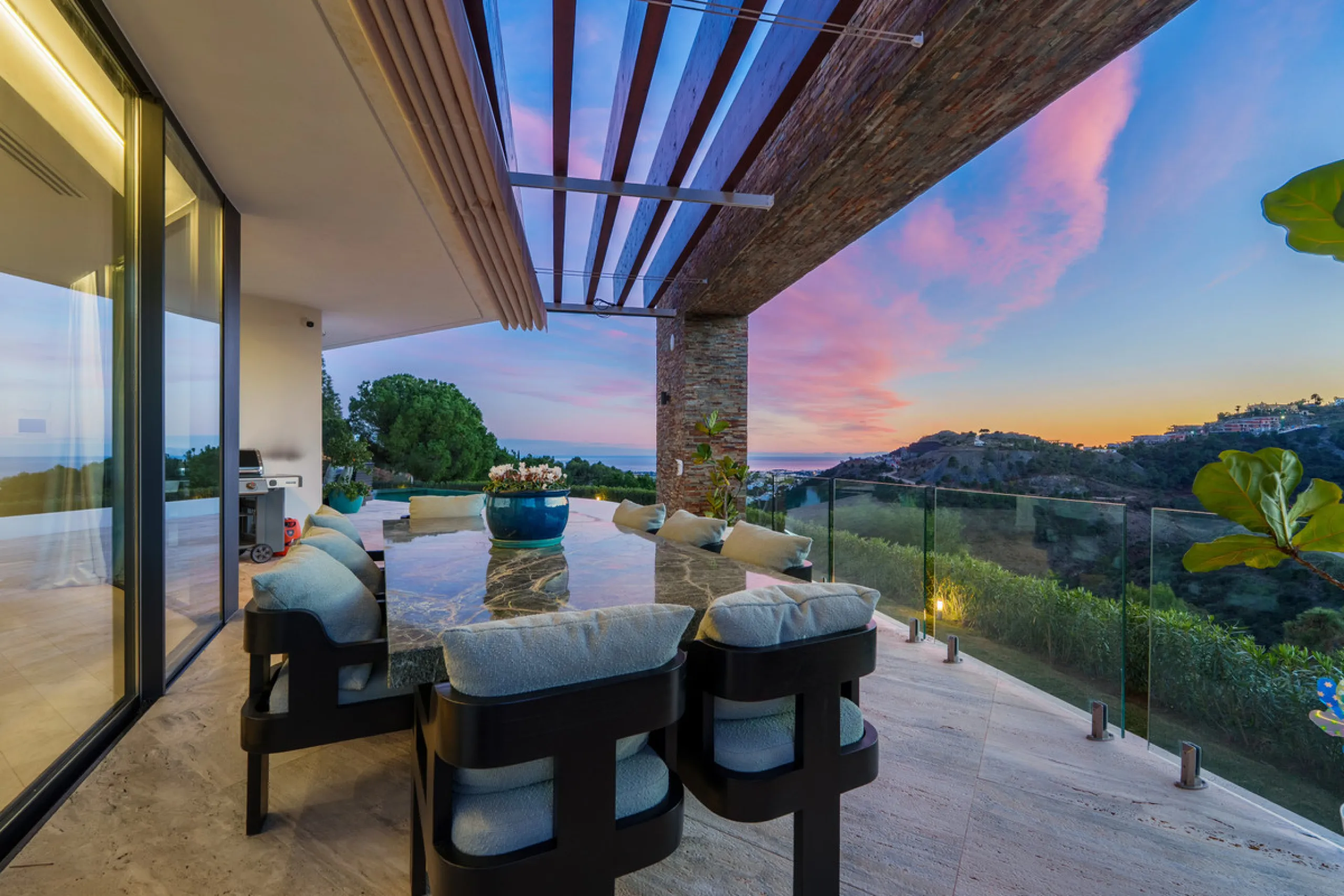 A five-bedroom villa in El Madroñal, Benahavís, offering five bathrooms plus a guest cloakroom, with a first floor dedicated to the master suite with dressing room and library alongside a guest ensuite, a ground floor arranged around formal and informal l