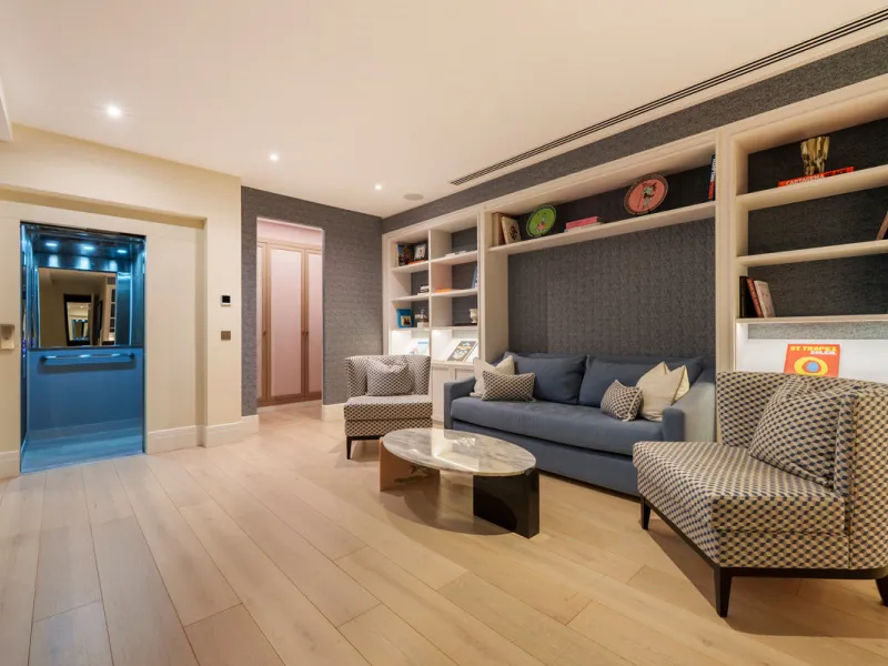 A five-bedroom villa in El Madroñal, Benahavís, offering five bathrooms plus a guest cloakroom, with a first floor dedicated to the master suite with dressing room and library alongside a guest ensuite, a ground floor arranged around formal and informal l
