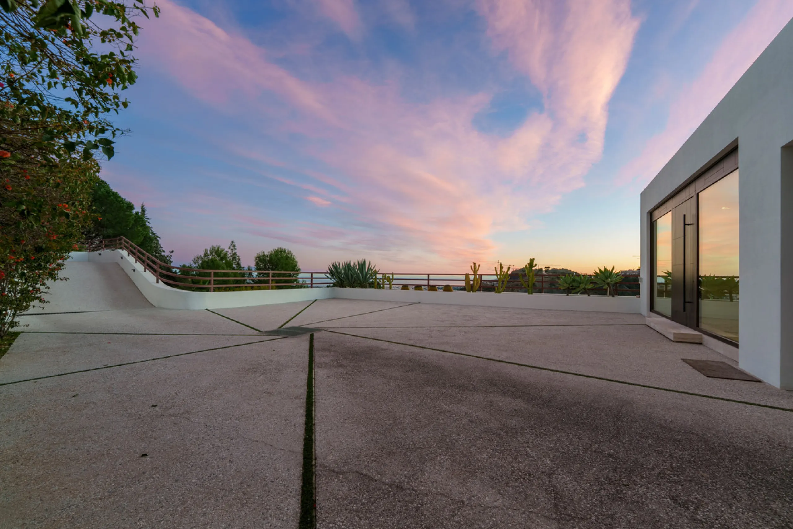 A five-bedroom villa in El Madroñal, Benahavís, offering five bathrooms plus a guest cloakroom, with a first floor dedicated to the master suite with dressing room and library alongside a guest ensuite, a ground floor arranged around formal and informal l