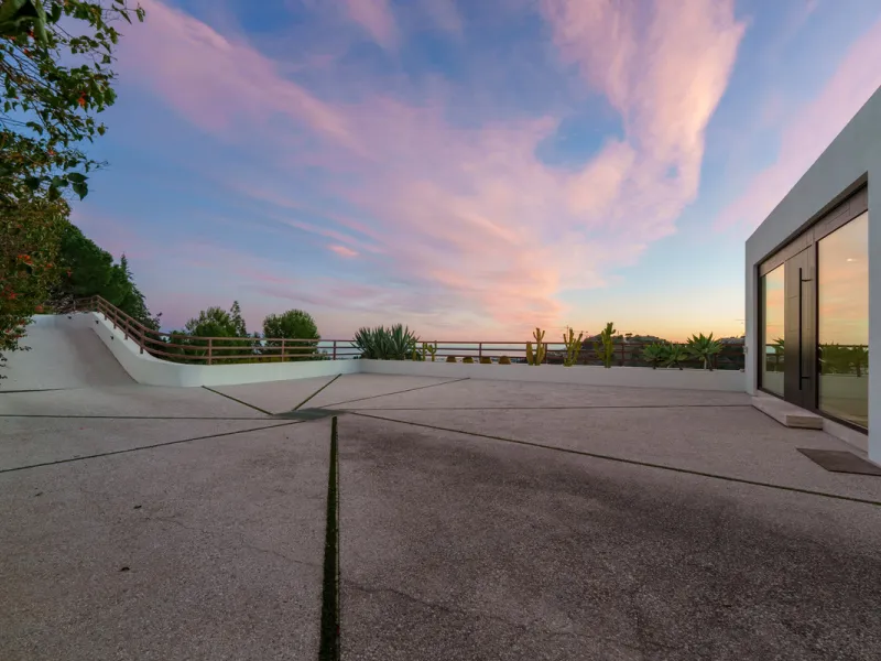A five-bedroom villa in El Madroñal, Benahavís, offering five bathrooms plus a guest cloakroom, with a first floor dedicated to the master suite with dressing room and library alongside a guest ensuite, a ground floor arranged around formal and informal l