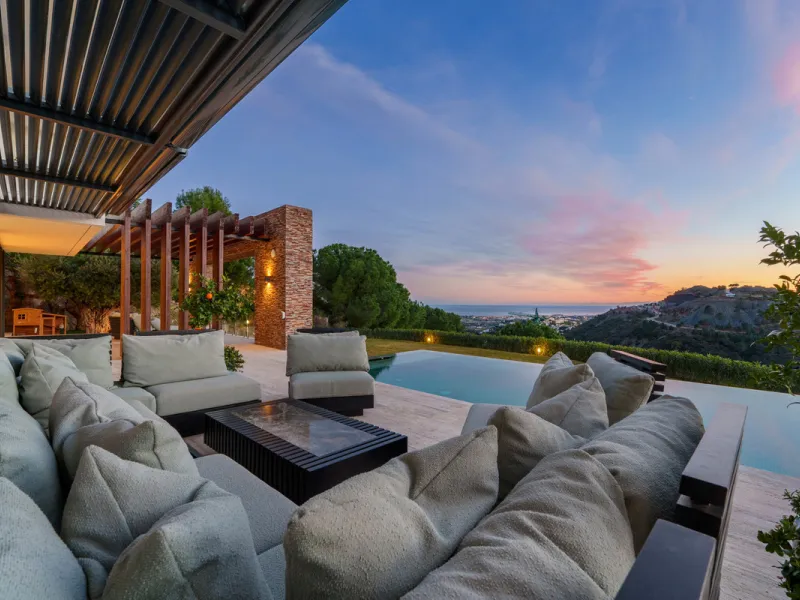 A five-bedroom villa in El Madroñal, Benahavís, offering five bathrooms plus a guest cloakroom, with a first floor dedicated to the master suite with dressing room and library alongside a guest ensuite, a ground floor arranged around formal and informal l