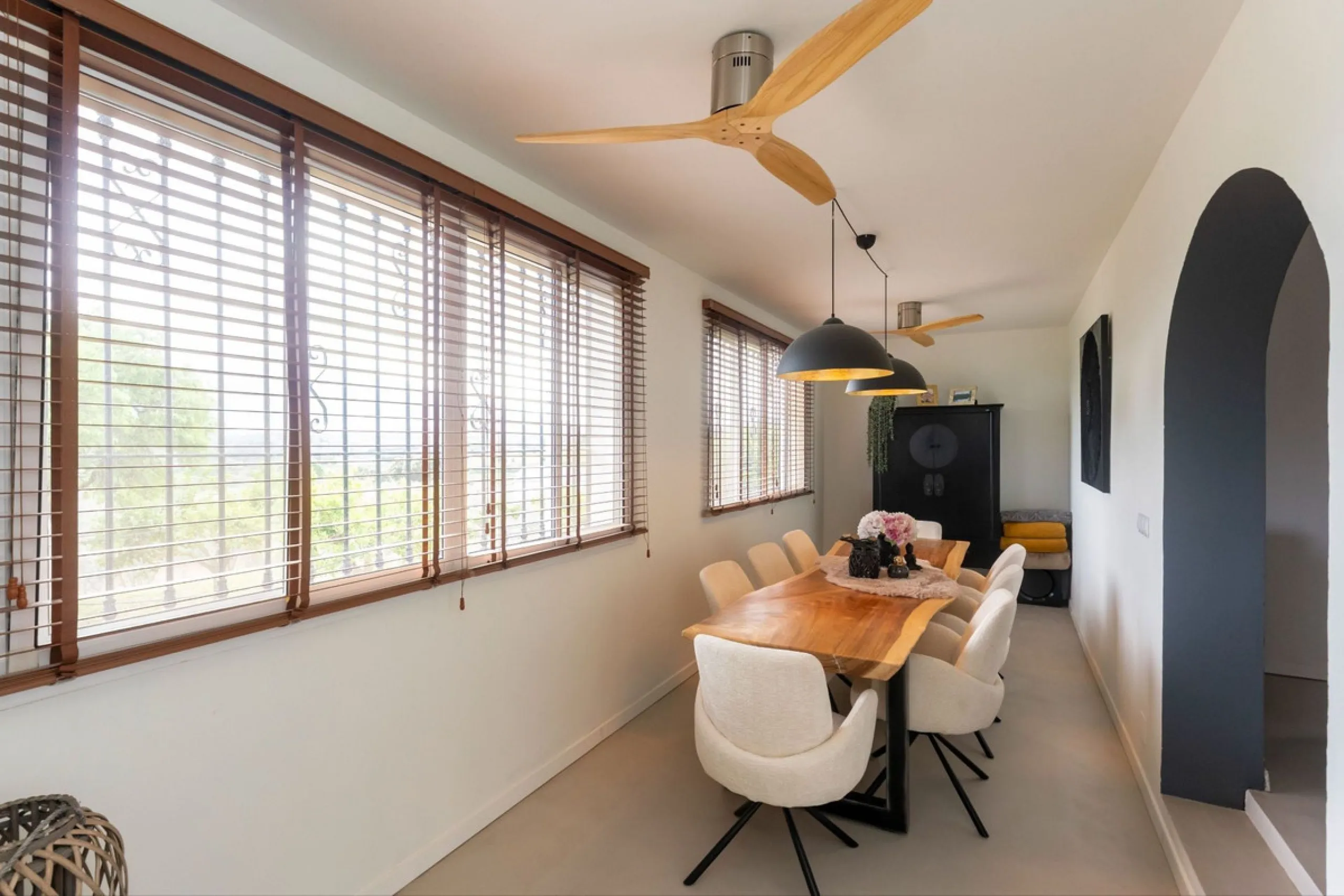 Set in a calm and picturesque countryside location, yet just a 10-minute drive from both Alhaurín el Grande and Coín, this beautifully renovated finca perfectly captures the essence of the modern Mediterranean lifestyle, with ample space, privacy, sunshin