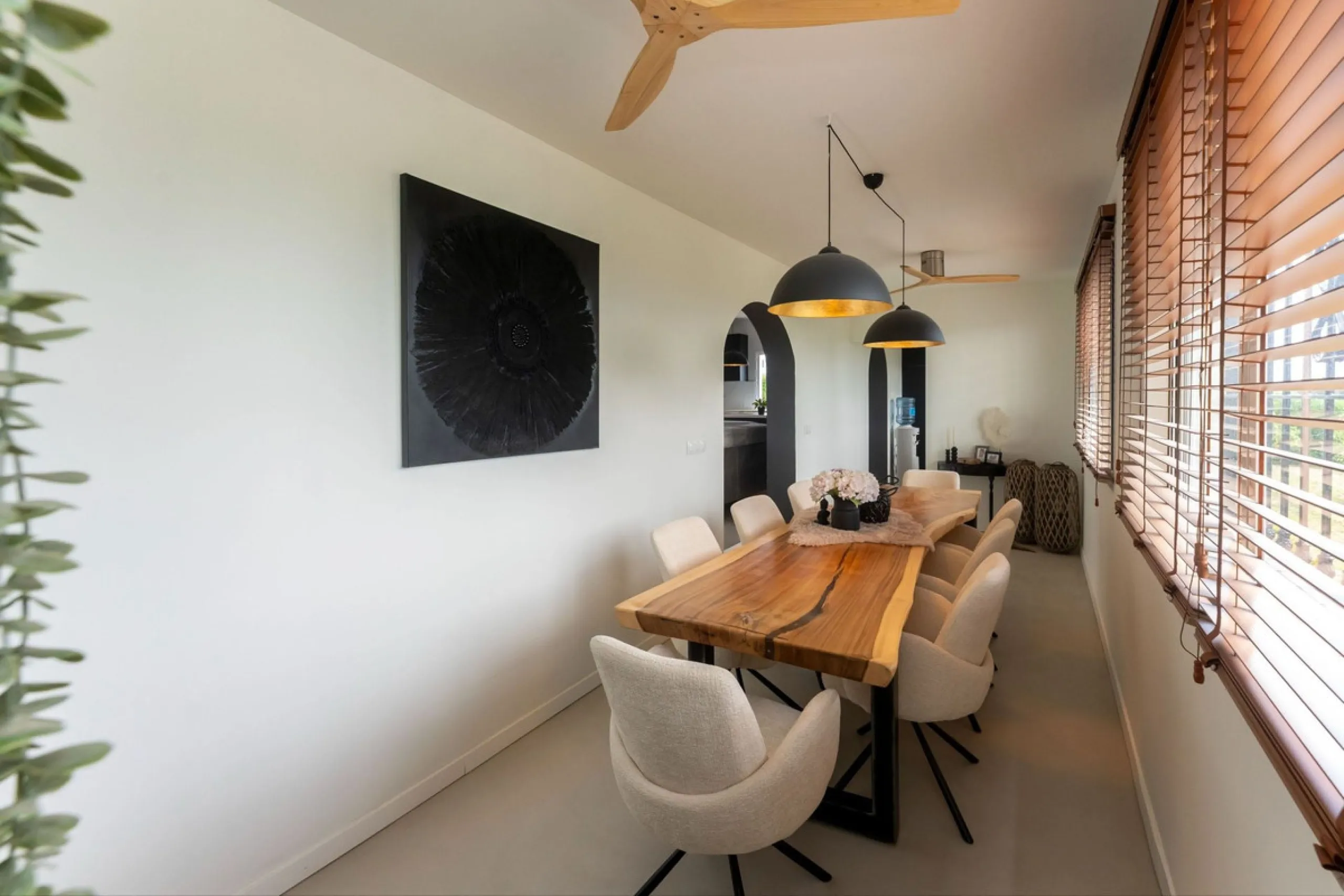 Set in a calm and picturesque countryside location, yet just a 10-minute drive from both Alhaurín el Grande and Coín, this beautifully renovated finca perfectly captures the essence of the modern Mediterranean lifestyle, with ample space, privacy, sunshin