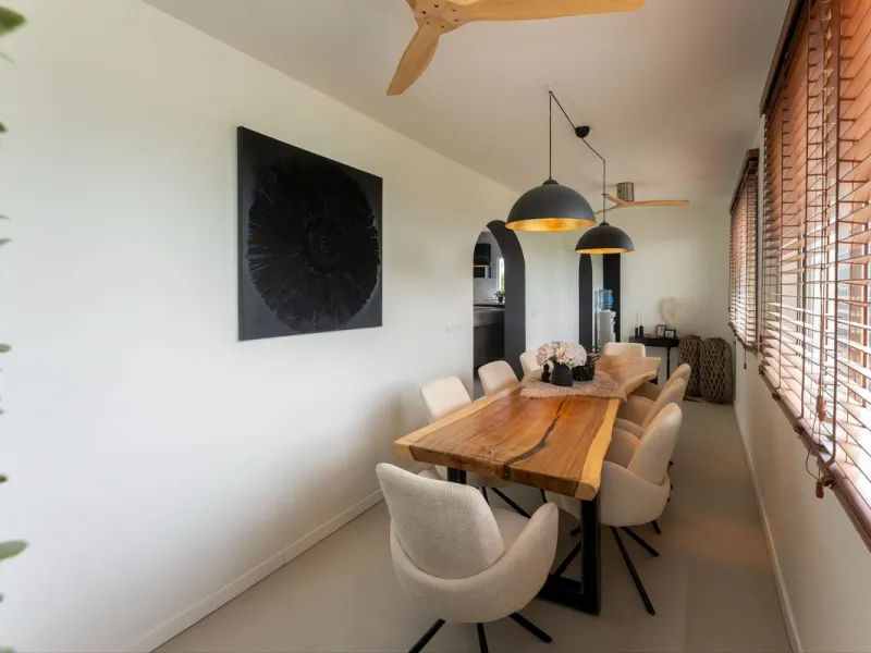 Set in a calm and picturesque countryside location, yet just a 10-minute drive from both Alhaurín el Grande and Coín, this beautifully renovated finca perfectly captures the essence of the modern Mediterranean lifestyle, with ample space, privacy, sunshin