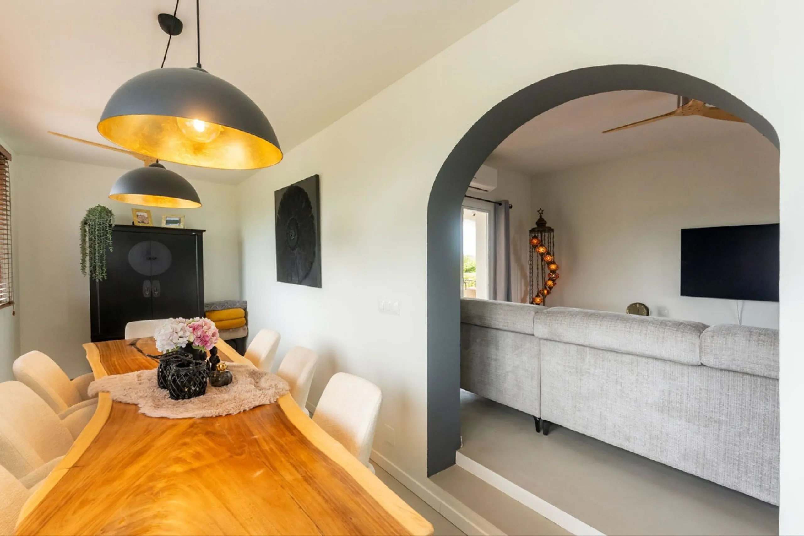 Set in a calm and picturesque countryside location, yet just a 10-minute drive from both Alhaurín el Grande and Coín, this beautifully renovated finca perfectly captures the essence of the modern Mediterranean lifestyle, with ample space, privacy, sunshin