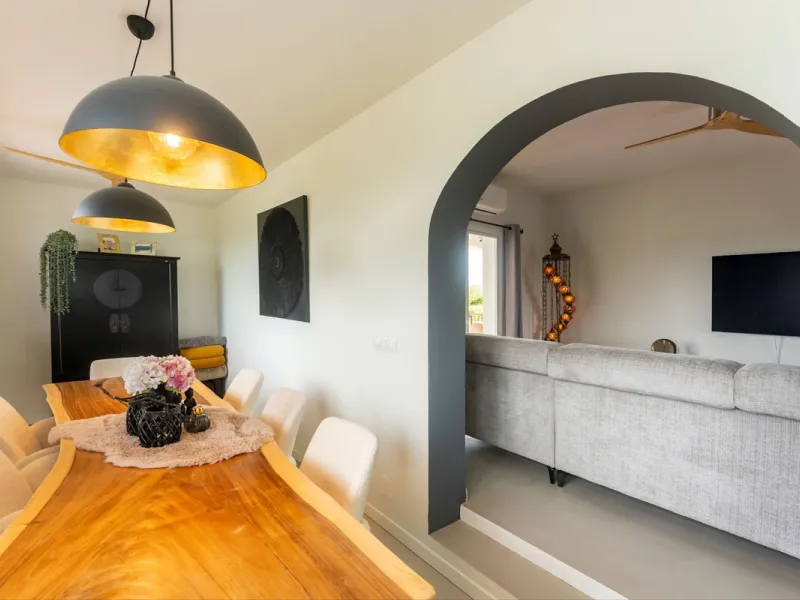 Set in a calm and picturesque countryside location, yet just a 10-minute drive from both Alhaurín el Grande and Coín, this beautifully renovated finca perfectly captures the essence of the modern Mediterranean lifestyle, with ample space, privacy, sunshin