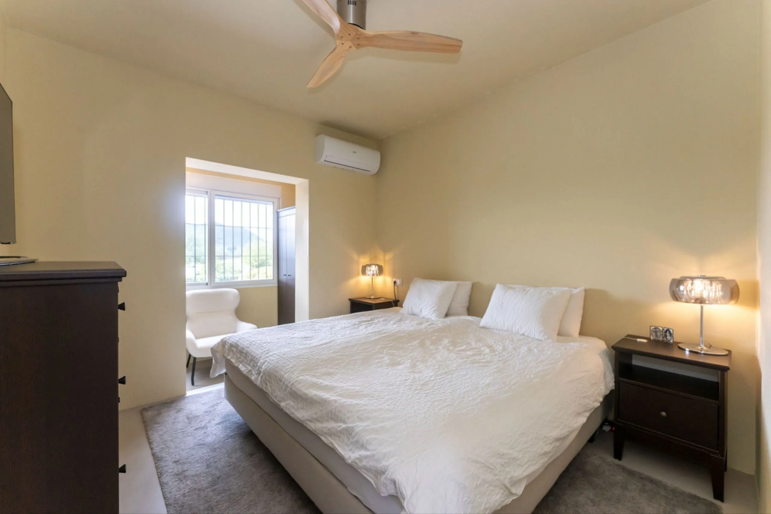 Set in a calm and picturesque countryside location, yet just a 10-minute drive from both Alhaurín el Grande and Coín, this beautifully renovated finca perfectly captures the essence of the modern Mediterranean lifestyle, with ample space, privacy, sunshin
