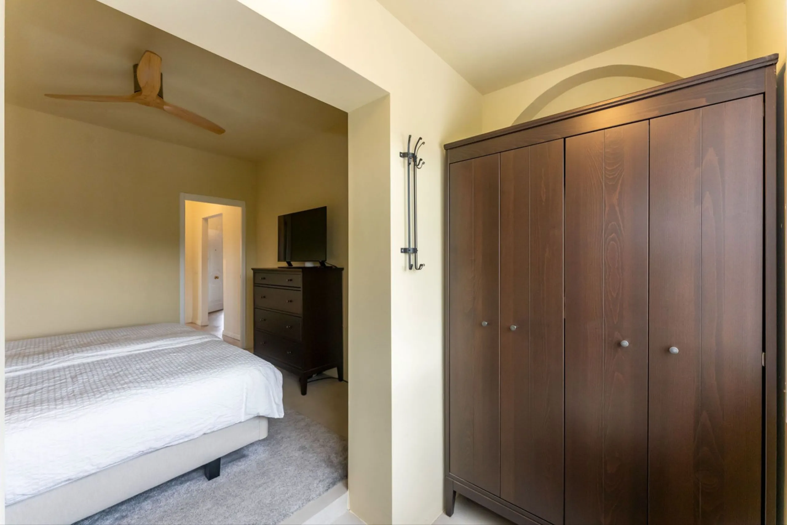 Set in a calm and picturesque countryside location, yet just a 10-minute drive from both Alhaurín el Grande and Coín, this beautifully renovated finca perfectly captures the essence of the modern Mediterranean lifestyle, with ample space, privacy, sunshin