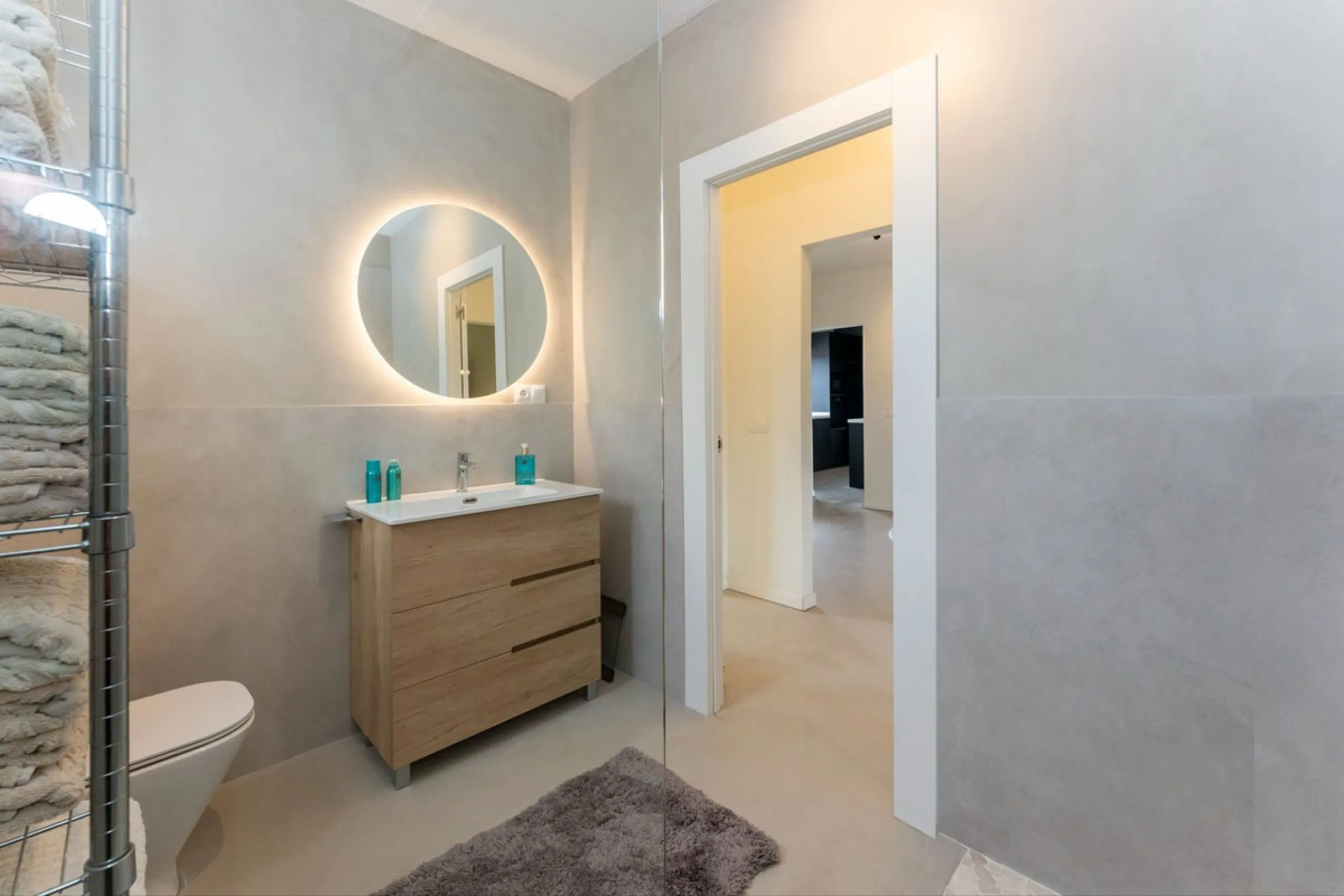 Set in a calm and picturesque countryside location, yet just a 10-minute drive from both Alhaurín el Grande and Coín, this beautifully renovated finca perfectly captures the essence of the modern Mediterranean lifestyle, with ample space, privacy, sunshin