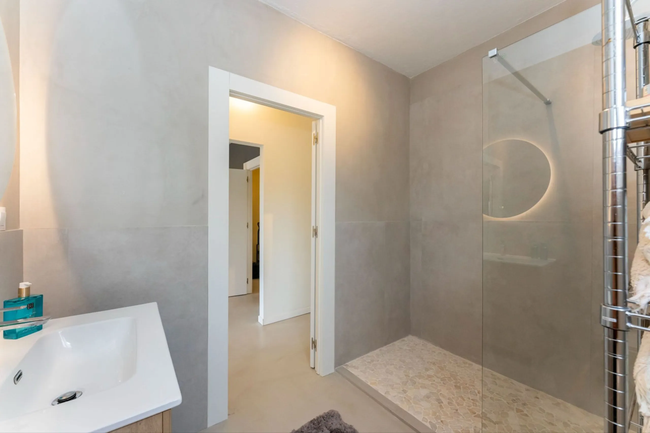 Set in a calm and picturesque countryside location, yet just a 10-minute drive from both Alhaurín el Grande and Coín, this beautifully renovated finca perfectly captures the essence of the modern Mediterranean lifestyle, with ample space, privacy, sunshin