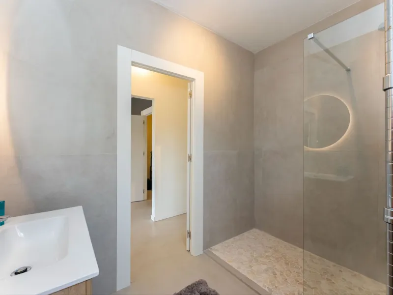 Set in a calm and picturesque countryside location, yet just a 10-minute drive from both Alhaurín el Grande and Coín, this beautifully renovated finca perfectly captures the essence of the modern Mediterranean lifestyle, with ample space, privacy, sunshin