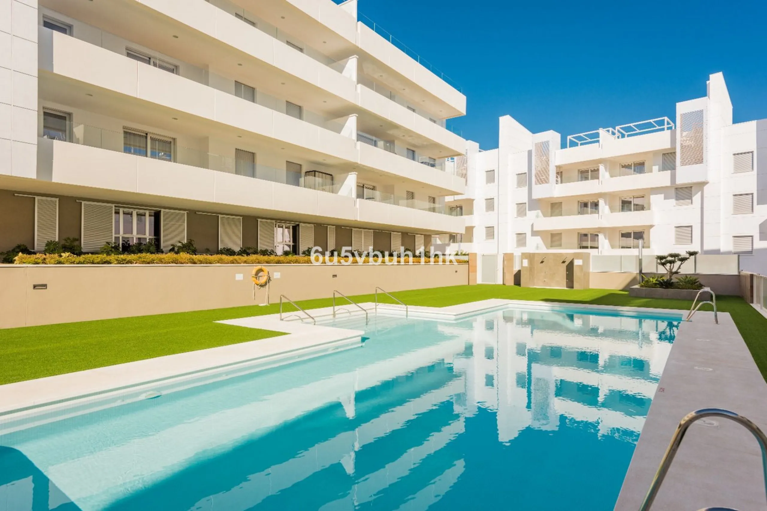 This beautiful penthouse is located in one of the most desirable and up-and-coming areas of San Pedro Alcántara, just 700 metres from the beach and the Promenade that connects Puerto Banús and Marbella. A privileged location where everything is within wal