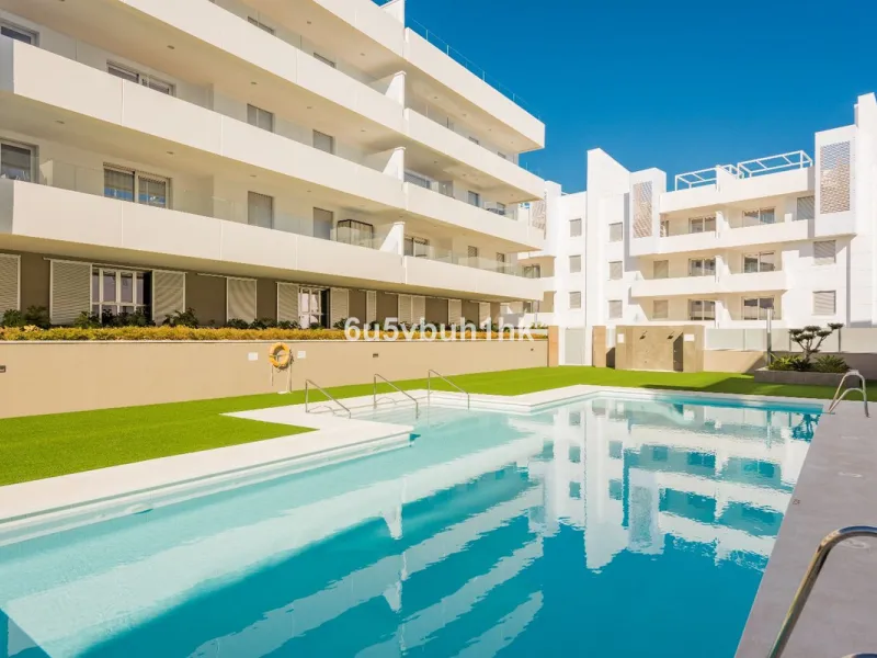 This beautiful penthouse is located in one of the most desirable and up-and-coming areas of San Pedro Alcántara, just 700 metres from the beach and the Promenade that connects Puerto Banús and Marbella. A privileged location where everything is within wal