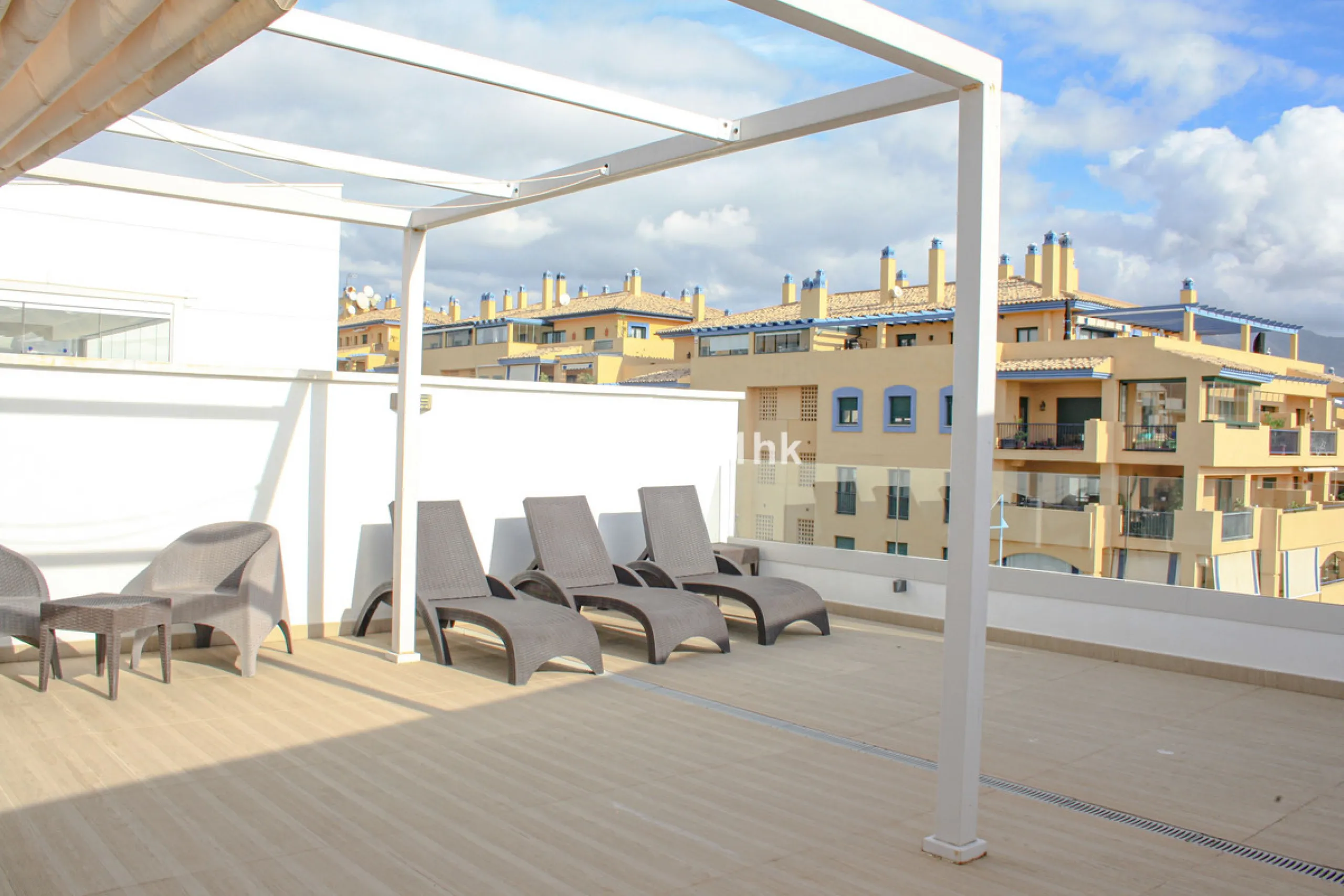 This beautiful penthouse is located in one of the most desirable and up-and-coming areas of San Pedro Alcántara, just 700 metres from the beach and the Promenade that connects Puerto Banús and Marbella. A privileged location where everything is within wal