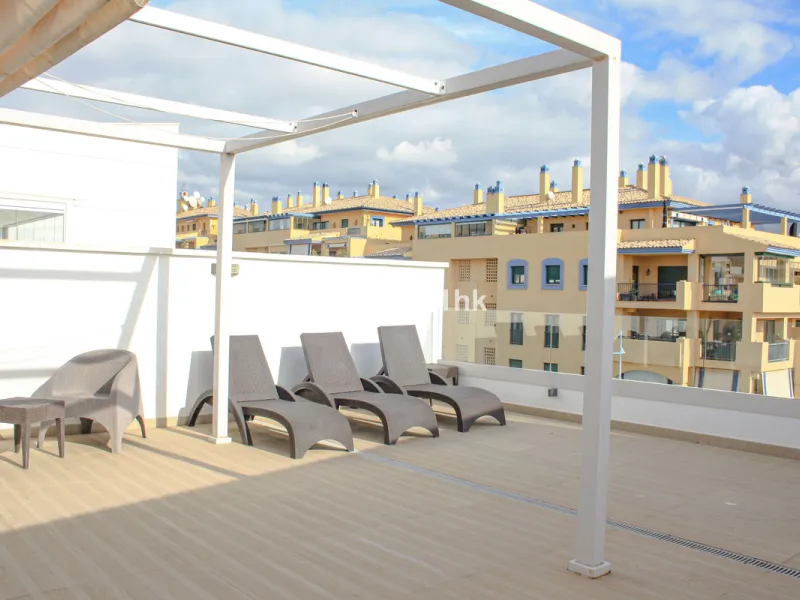 This beautiful penthouse is located in one of the most desirable and up-and-coming areas of San Pedro Alcántara, just 700 metres from the beach and the Promenade that connects Puerto Banús and Marbella. A privileged location where everything is within wal