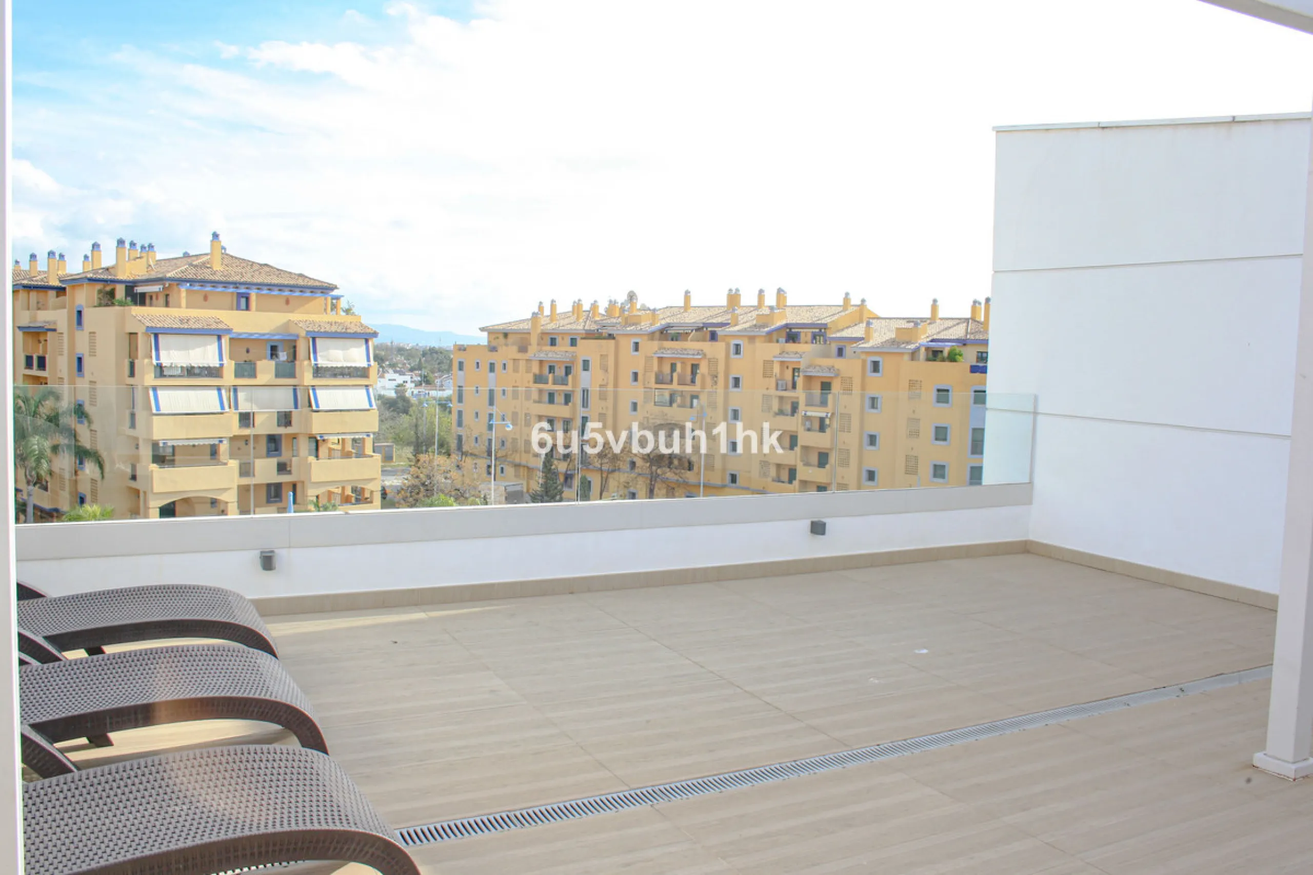 This beautiful penthouse is located in one of the most desirable and up-and-coming areas of San Pedro Alcántara, just 700 metres from the beach and the Promenade that connects Puerto Banús and Marbella. A privileged location where everything is within wal