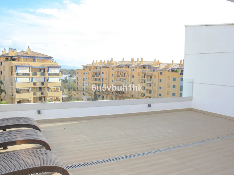This beautiful penthouse is located in one of the most desirable and up-and-coming areas of San Pedro Alcántara, just 700 metres from the beach and the Promenade that connects Puerto Banús and Marbella. A privileged location where everything is within wal