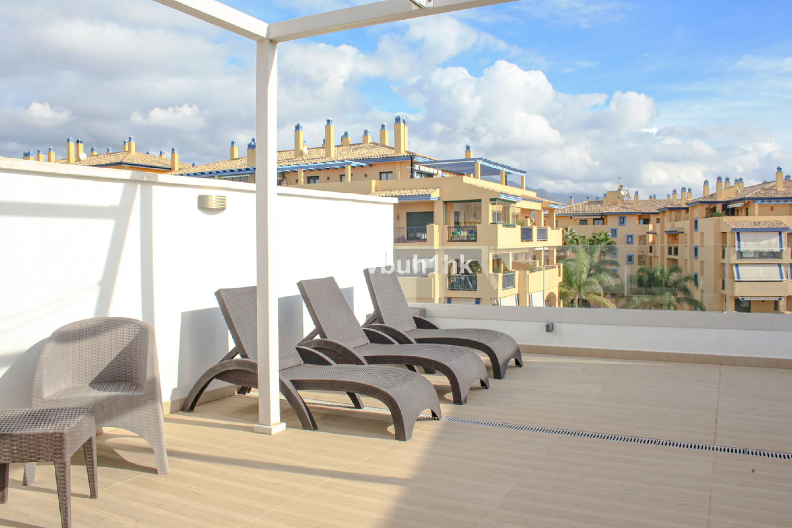 This beautiful penthouse is located in one of the most desirable and up-and-coming areas of San Pedro Alcántara, just 700 metres from the beach and the Promenade that connects Puerto Banús and Marbella. A privileged location where everything is within wal