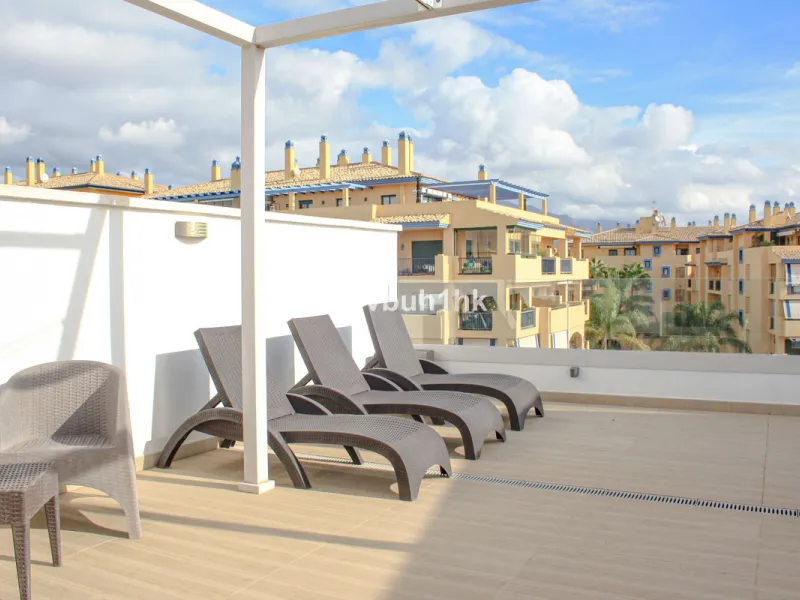 This beautiful penthouse is located in one of the most desirable and up-and-coming areas of San Pedro Alcántara, just 700 metres from the beach and the Promenade that connects Puerto Banús and Marbella. A privileged location where everything is within wal